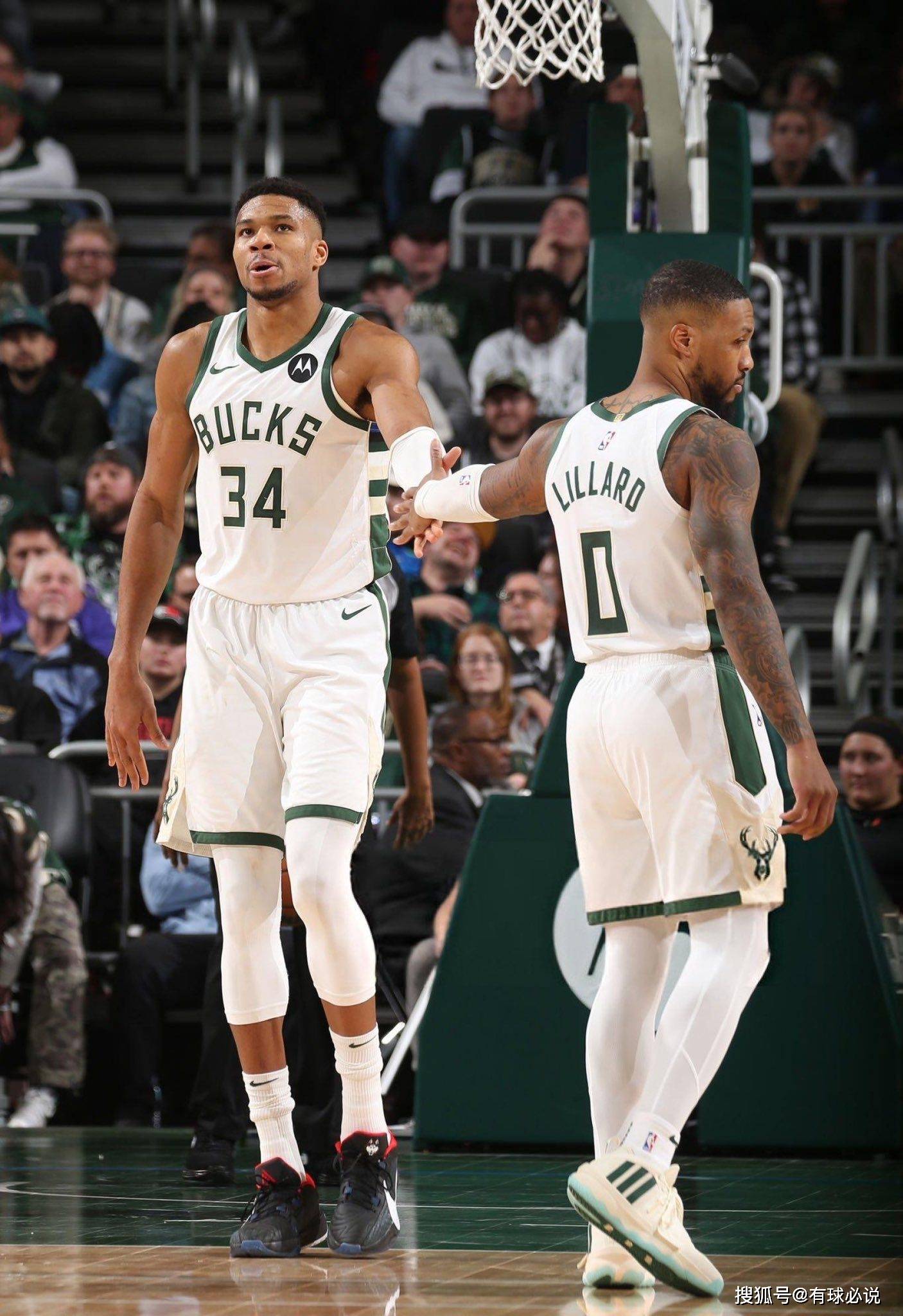 字母哥意外战胜澳大利亚队，重要助攻引爆全场！观众掌声雷动