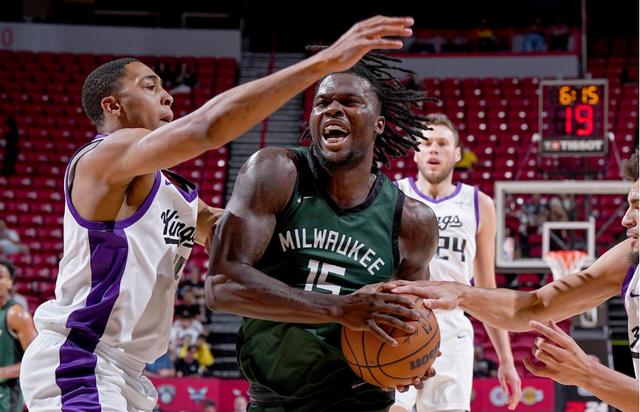 亚博体育-雄鹿新秀表现惊艳，全场观众掌声不断，他们的话质量.-亚博体育