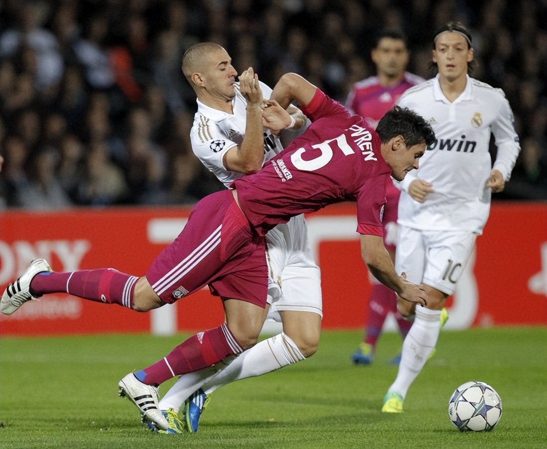 yabo sports-里程碑夜里昂外线爆发，荷甲窗口期刷纪录，话题不断，赛季目标并未改变-yabo sports